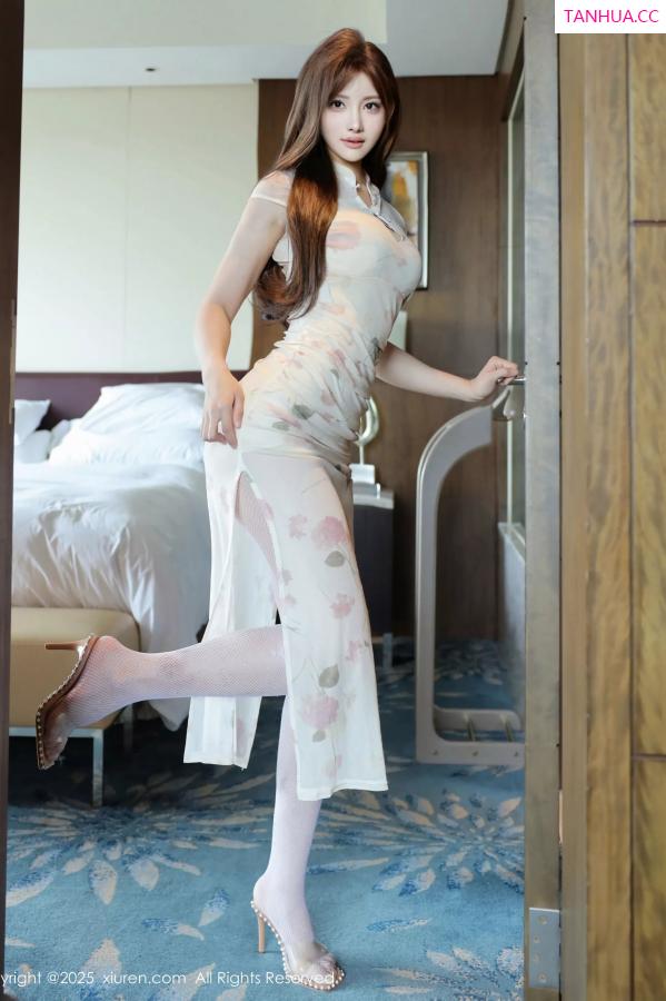   [XiuRen]高清写真图 2025.06.05 No.10364 梨霜儿 浅色旗袍第7张图片
